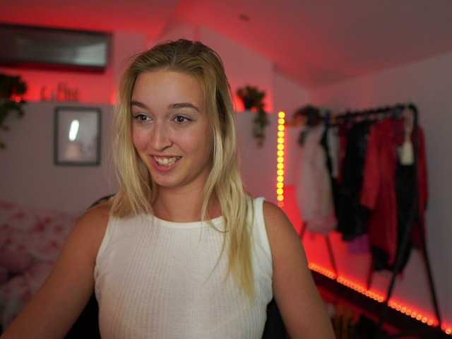 Fotky AlexisTexas18 Hi! I am Alexis 19 yrs old teen, with perfect ass, nice tits and very hot sexy dance moves! Lets have fun with me! Water on my white T-shirt at goal!