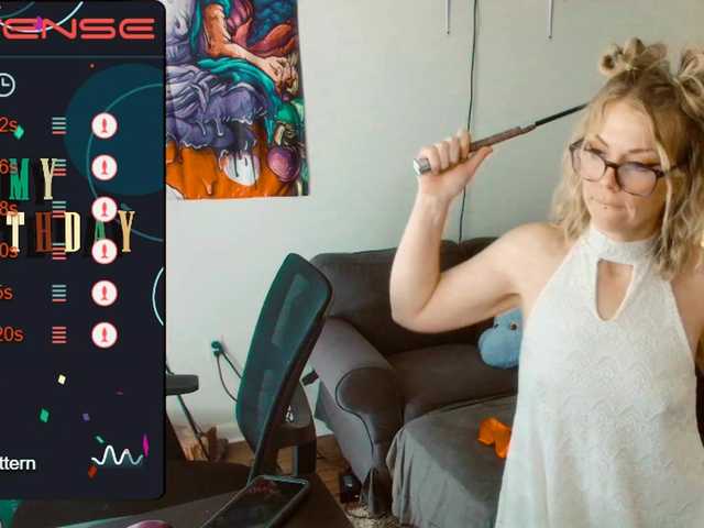 Fotky Aliceliddell7 ITS MY BIRTHDAY TODAY! #lovense #squirt #bigass #young #cum#milf #blonde #small tits #young #naughty #lush #feet #smoke #glasses