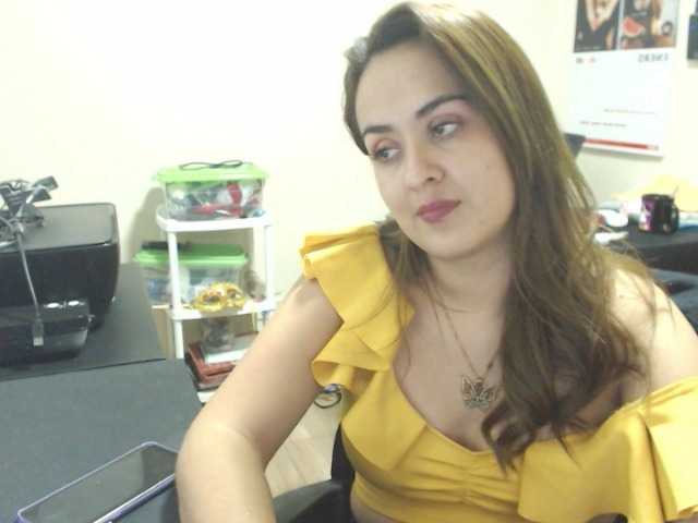 Fotky ArianaMoore I am in the office shh #office #latina #lovense