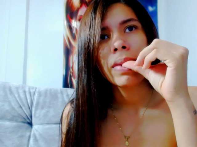Fotky Ashly95 #lovens#latina#natural#pussy hi guys play with me toy ITACHI