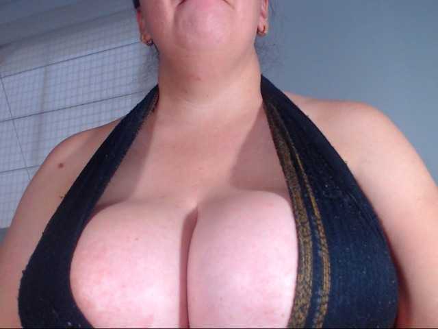 Fotky Bigtetiana woman latine with big tits and ass very horny wait for u .... come on my roomm ... for have good time naked tits, oil, titfuck and simulation of cum on them for 220 tkn