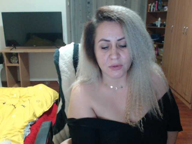 Fotky BlondeElla 1000 tokens who want me and love me