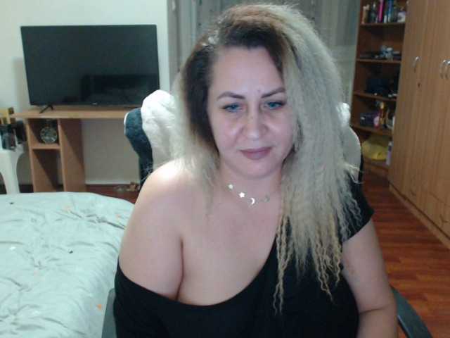 Fotky BlondeElla 1000 tokens who want me and love me