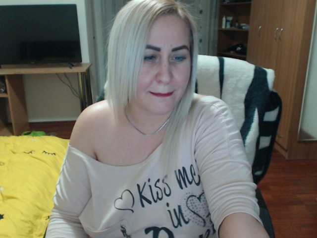 Fotky BlondeElla 1000 tokens who want me and love me