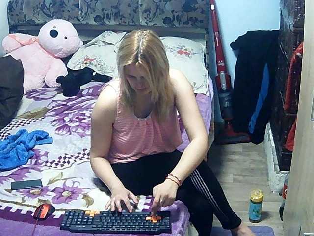 Fotky BrendaLeeah new blondy different girl if you wish to know me come in my room