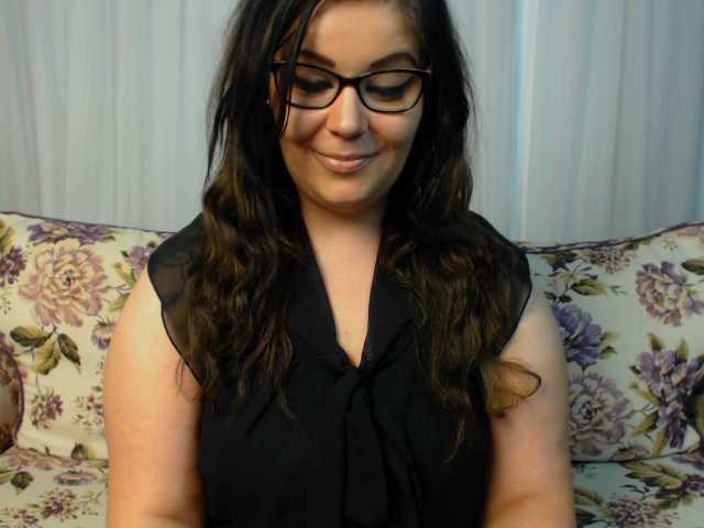 Fotky BustySarrah #friendly #smoking#c2c#piercing #tattoos #mistress #curvy #glasses #pussy #tits #ass #secretary #roleplay #