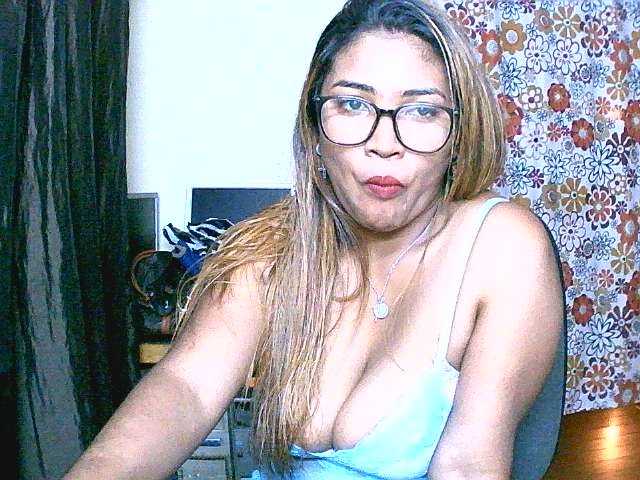 Fotky butterfly007 hello guys ,lets play too hot,any flash 20tkn,twerk panty off 35tkn,naked 50tkn .squirt 100tkn,come to privat show for funny