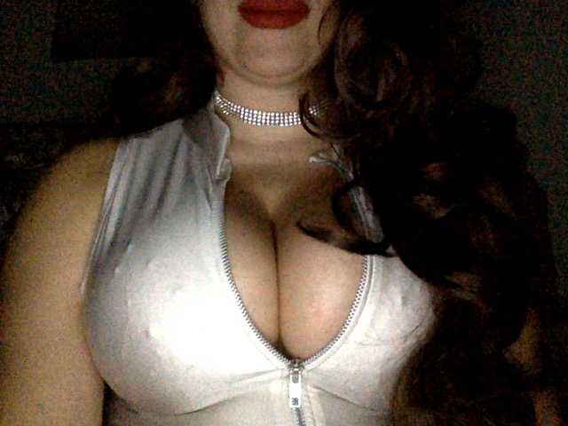 Fotky CassieBambi Queen of REAL Boobs, 495 tokens more to See them.. ready boys 1st time!