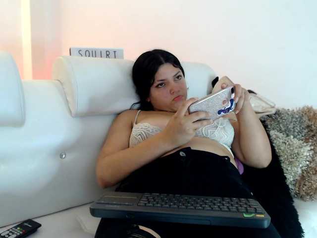 Fotky DakotaJhonson hi guys i'm new to this there is no one home come play with me #latina #curvy #teen #bbw