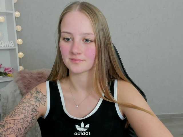Fotky ElsaJean18 welcome here guys in my room lets have fun more #teen #lovense #18 #dildo #squirt