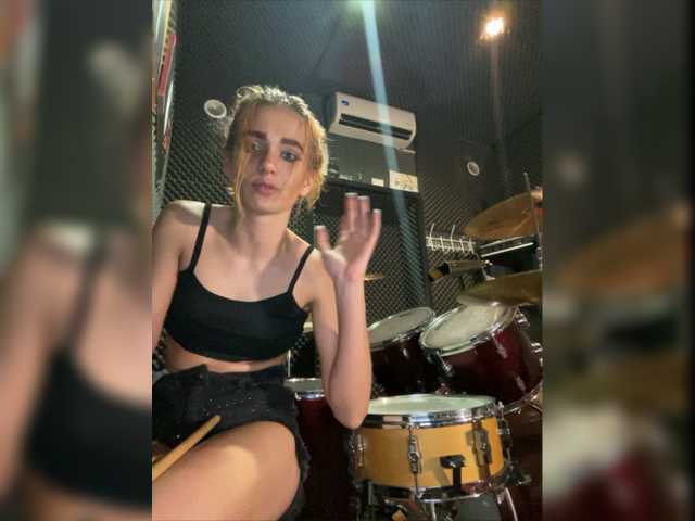Fotky EmmylieMorris I'm in music studio today*-* And I'm really sorry if its lagging a bit...Pleqase tip 5 tk^-^ Write in FREE CHAT^-^I really love 5 tk UH(Ultra High) vibration *_*