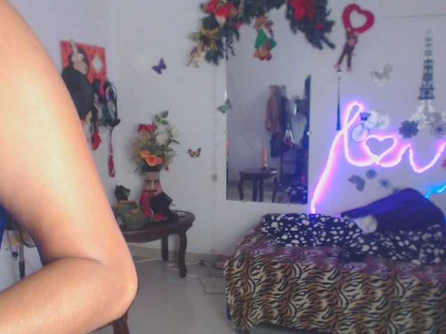 Fotky flacapaola11 If there are more than 10 users in my room I will go to a private show and I will do the best squirt and anal show