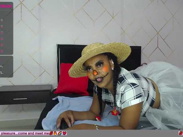 Fotky KiraMonroe Trick or treat should I say blowjob and trick? come into my living room for a very special Halloween! The candy will surprise you. #Ebony #sex # horny #youngirl #sex #wet