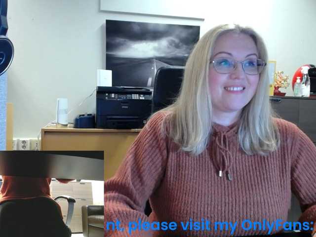 Fotky KristinaKesh At the office. Lush ON! Privats welcome!!! 101 tok before pvt! Tips only in public chat matter:) Lush reactiong from 3 tok.