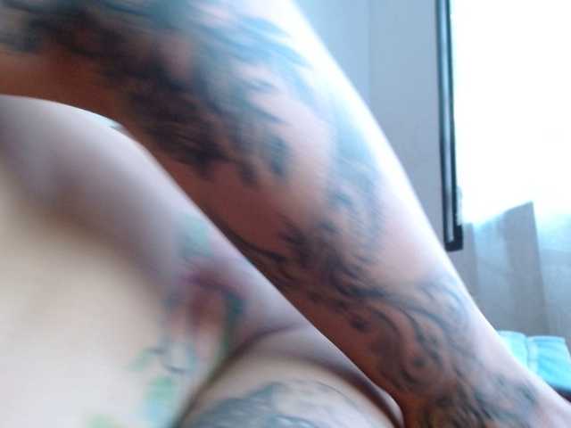 Fotky LatinnSquiirt Hotter than ever!! im melting here, at goal Big squirt close to screen for #bigtits #bigass #latina