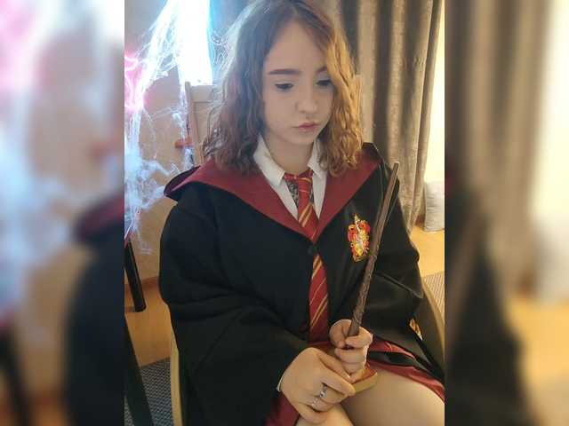 Fotky LittleDelora Welcome to my Hogwarts, this Halloween I will be dressed as Hermione with a wand that shoots fire. Come in and we’ll learn spells together) P.S. I’m only a 1st year student @total countdown @sofar collected @remain left until the show starts!