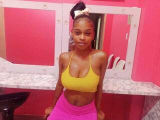 Erotický videochat littleebonymommy