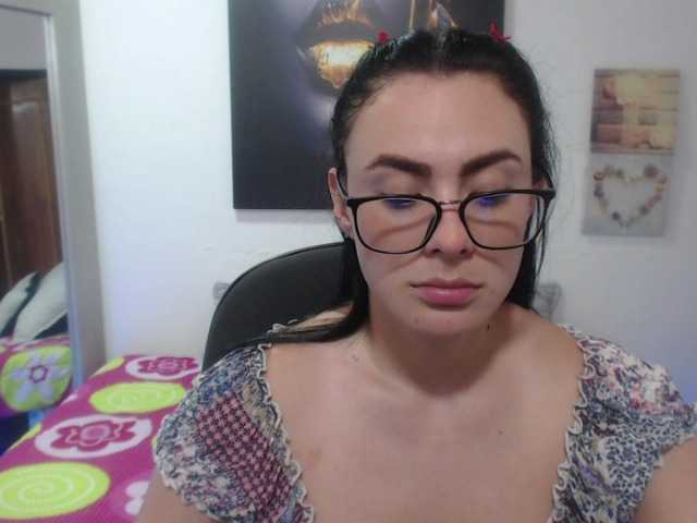 Fotky MeganEiffel I have a vibrator in my pussy that vibrates with tokens