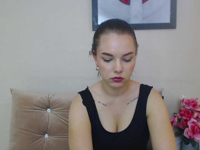 Fotky MelannieHot HEY GUYS :) I AM NEW HERE, WHO WANT TO SPEND TIME WITH ME? STAND UP- 20 tks. open ur cam- 30tks