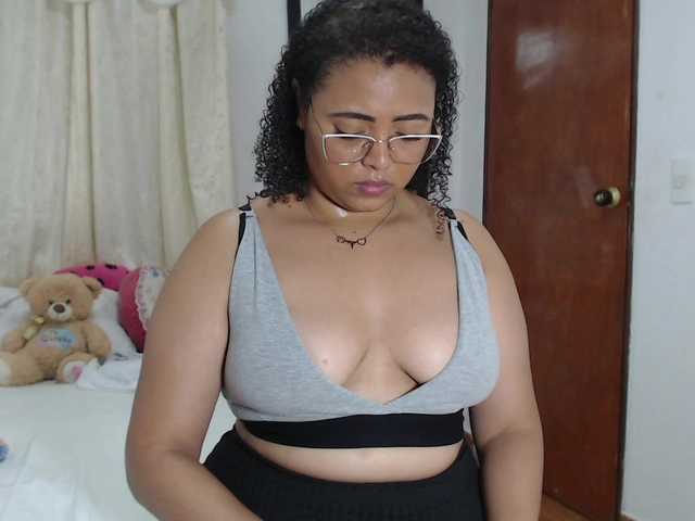 Fotky MichelDemon hey guysss come and enjoy a while with me VIBE TOY ON make my pussy wet #latina #squirt #bigboobs