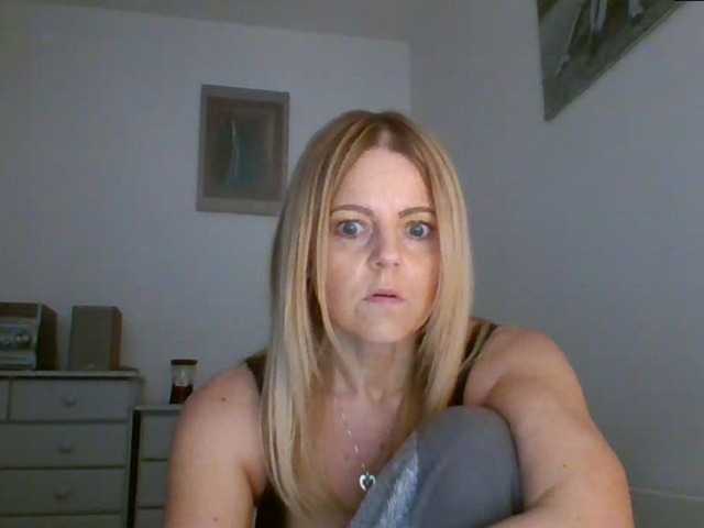 Fotky MilfSusanna If you wanna play, join me up in pvt and lets;) i love to dance;) and play...