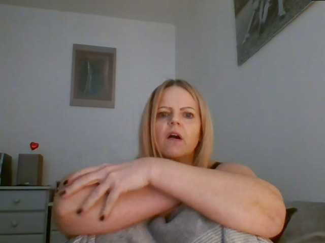 Fotky MilfSusanna If you wanna play, join me up in pvt and lets;)i love to dance;) and play...