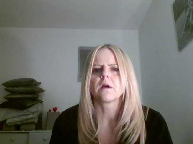 Fotky MilfSusanna If you wanna play, join me up in pvt and lets;)i love to dance;) and play...