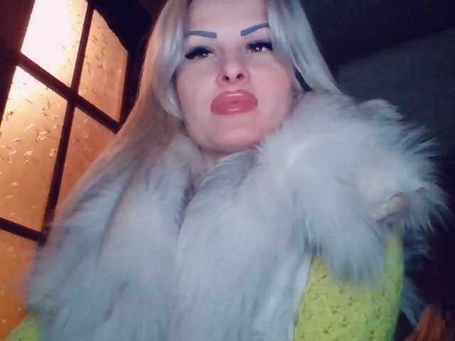 Fotky MirandaQueen Hey there, future friends and fuck friends! Welcome to Wonderland! Mira, a young and playful woman, ready to play with you and make you cum