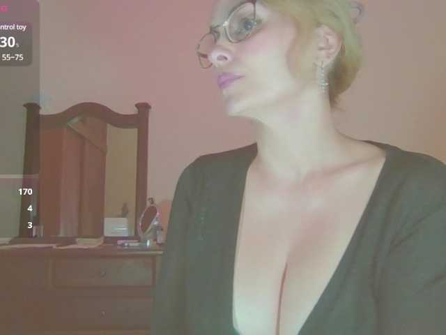 Fotky myloverlee In silence, the children are at home,With 1 tokens, active vibrator, wet my pussy...HORNY FOR YOU,FAV 55