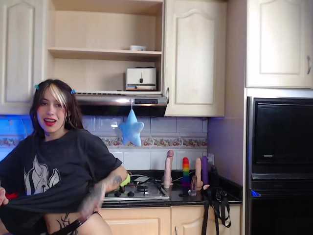 Fotky MorganAndEmma Morgan is so horny today, she in the College her pussy make her Crazy.... We can make her Squirt soon