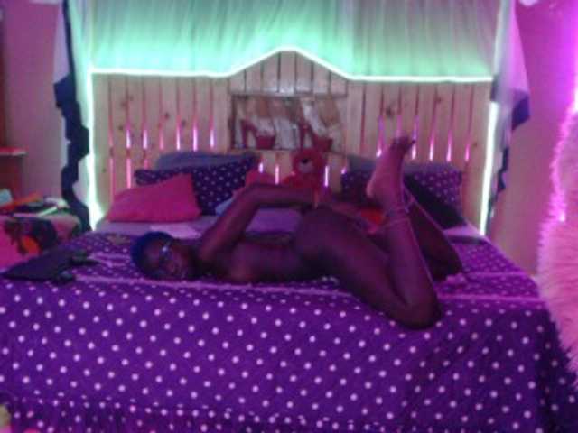 Fotky Okoye19 hey guys welcome to my room, dnt forget to add me as friend and request with a tip