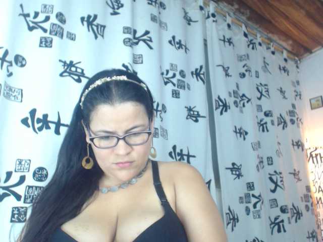 Fotky samanttafoxxx In quarantined lol!....lovense lush... Tip Menu: pm(5), show feet(20),show ass(25) ,show tits(30),show pussy(40),naked(150)