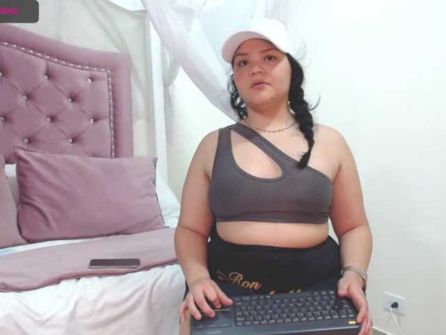 Fotky SharlotteThom hi guys wolcome too my room// show oios 25 tks // spank ass 65 // come and difruta on my naughty side today and willing to play a lot with you!!