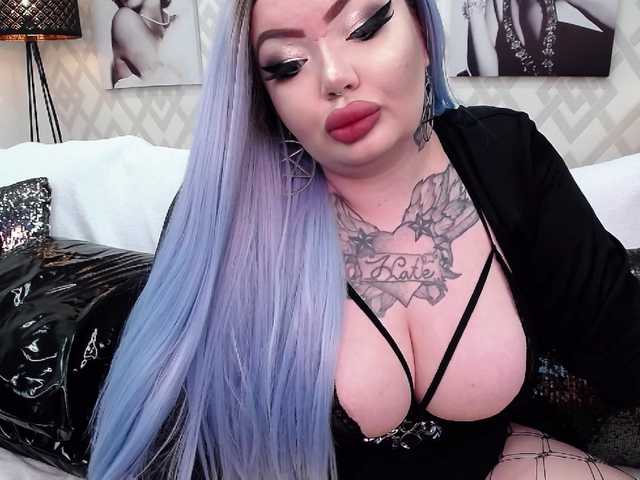 Fotky SavageQueen Welcome in my rooom! Tattooed busty fuck doll with perfect deepthroat skills and more and more. Wanna play? Tip your Queen! Kisses :)