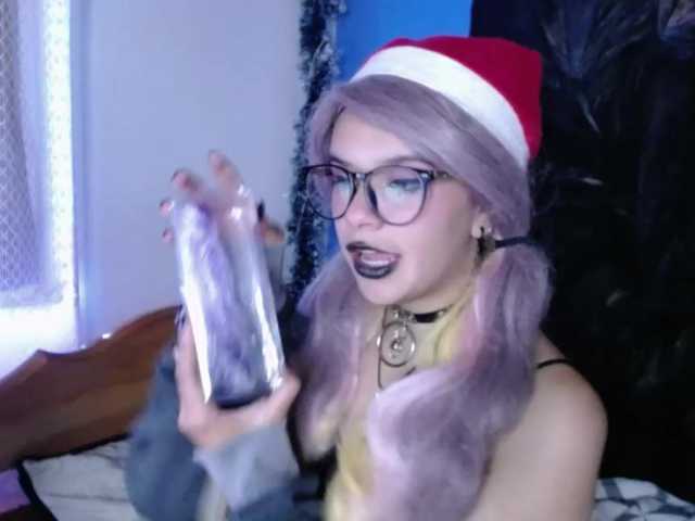 Fotky VenusPurple Looking for Daddy demon King to vibrate this innocent girl pussy and bring her to Cum-hell