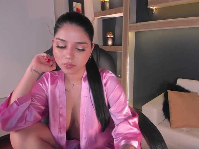 Fotky VictoriaLeia beautiful latina with hot pussy for you to make her reach orgasm IG: Victoria_moodel♥ Striptease♥ @remain tks left