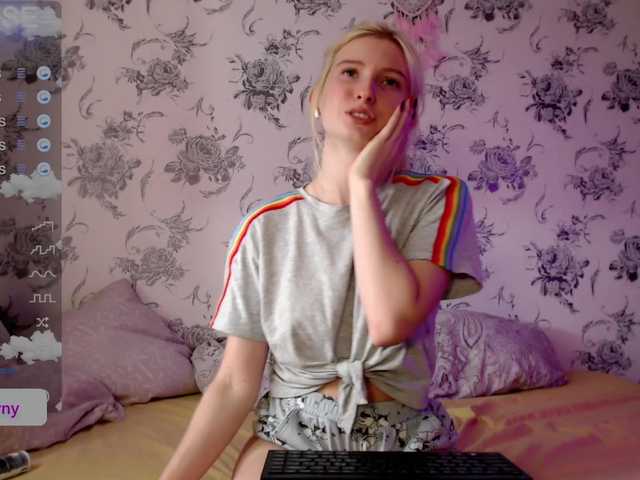 Fotky whiteprincess 1 token = 1 splash on my white T-shirt (find out what's under it dear) #teen #new #young #chat #blueeyes