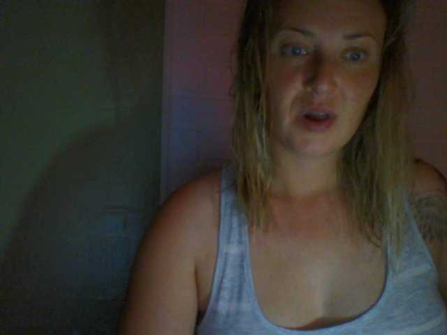 Fotky XswetaX I look at your cam for 30 tokens. chest-40 tokens
